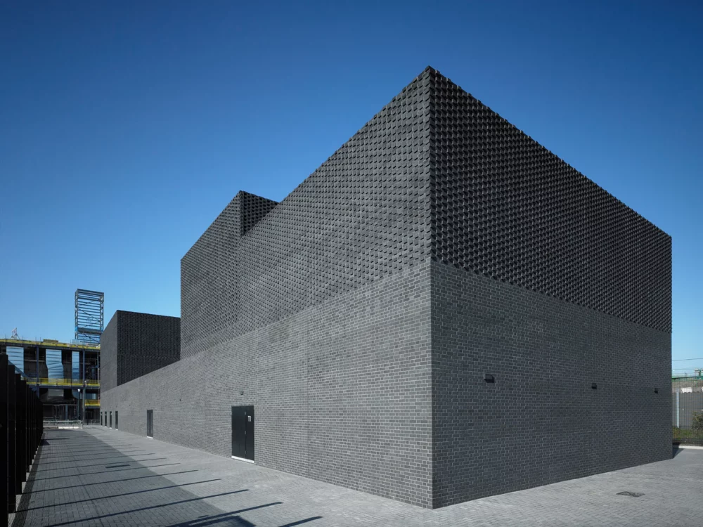 A0014: Himley Ebony Black