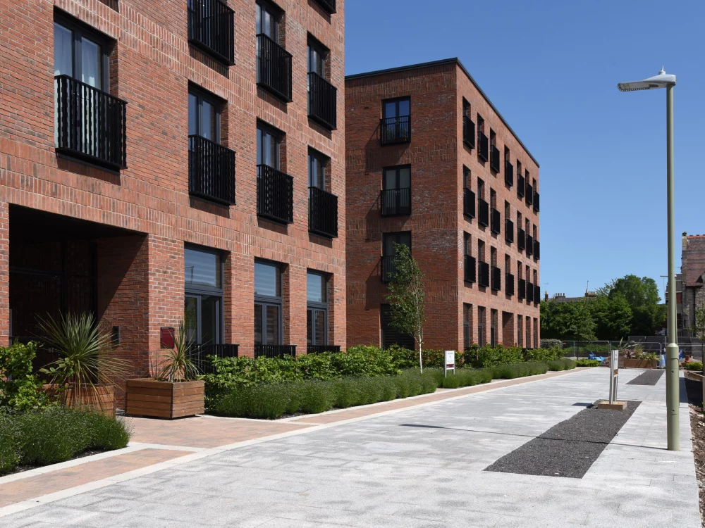 A0035: Commercial Red 73mm