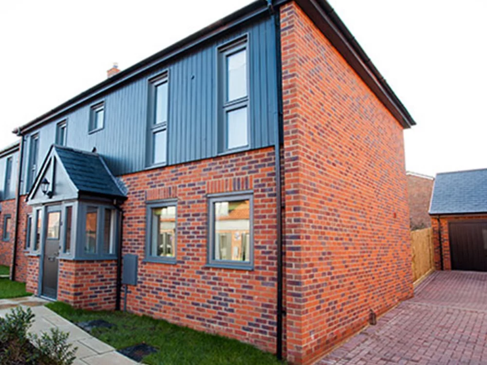 G0031 - Manor Red Multi Stock